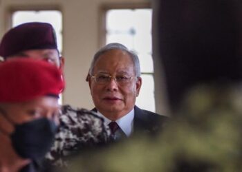 NAJIB Tun Razak hadir di Mahkamah Tinggi Kuala Lumpur bagi perbicaraan kes pecah amanah harta Kerajaan Malaysia berjumlah RM6.6 bilion. – UTUSAN/M. FIRDAUS M. JOHARI