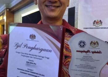 ONG Wah Pu menunjukkan sijil penghargaan yang diterimanya dalam Majlis Apresiasi Sambutan Hari Penderma Darah Sedunia Peringkat Kebangsaan 2024 di Ipoh hari ini. - UTUSAN