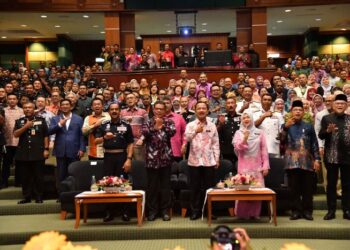 MENTERI Dalam Negeri, Datuk Seri Saifuddin Nasution Ismail  menunjukkan aksi ‘Tak Payah, Tak Nak’ selepas melancarkan slogan baharu Kempen Antidadah dalam Majlis Perhimpunan Bulanan kementerian itu, baru-baru ini.