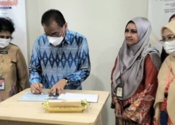 DZULKEFLY Ahmad (dua dari kiri) ketika merasmikan Klinik Kesihatan (Jenis 3) Air Putih, di Balik Pulau, Pulau Pinang, semalam.