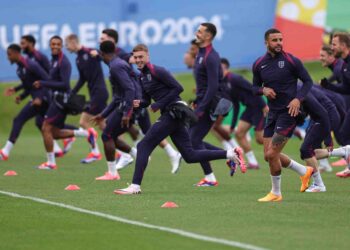 PEMAIN England menjalani latihan semalam menjelang pertemuan menentang Denmark dalam kempen Euro malam ini. - AFP