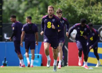 PENYERANG England, Harry Kane berlatih bersama rakan sepasukan di Blankenhain, Jerman. - AFP