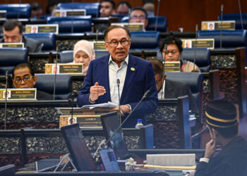 ANWAR Ibrahim ketika menjelaskan semua keputusan pelaburan syarikat kepentingan kerajaan seperti Khazanah dan Permodalan Nasional Berhad (PNB) bukanlah urusan Kabinet. -Jabatan Penerangan Malaysia.