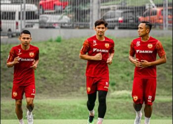 FAISAL Halim (kiri) hanya perlu menunggu tiga minggu lagi untuk menjalani sesi latihan bersama Selangor FC.-IHSAN SELANGOR FC