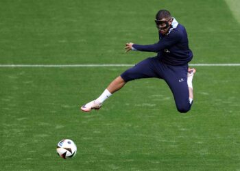 KYLIAN Mbappe menjalani latihan di Paderborn, semalam sebagai persiapan kemungkinan dia akan diturunkan menentang Poland. - AFP