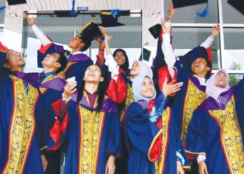 SEORANG graduan minda kelas pertama bukan sahaja hanya semata-mata cemerlang dalam akademik tetapi memiliki nilai-nilai keusahawanan.