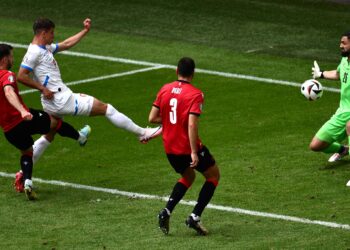 PENJAGA Gol Georgia, Giorgi Mamardashvili menafikan percubaan penyerang Republic Czech, Adam Hlozek pada pertemuan kedua-dua pasukan bagi aksi kedua Kumpulan F Euro 2024 di Volksparkstadion.-AFP