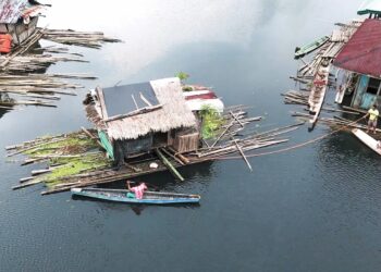RUMAH buluh terapung penduduk pribumi Manobo di Agusan Marshlands di selatan Filipina. – AGENSI