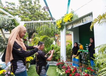 MENJADI tanggungjawab ibu bapa untuk memastikan kekuatan tumbesaran emosi dan mental anak diberikan penekanan yang seimbang.-UTUSAN/AFIQ RAZALI