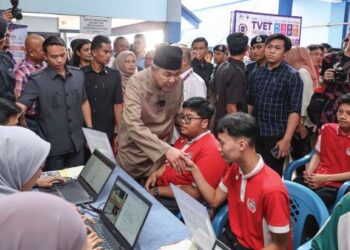 AHMAD Zahid Hamidi beramah mesra dengan para peserta yang  menyertai sambutan Hari TVET Negara 2024 di Institut Latihan Perindustrian (ILP) Kuala Langat, semalam. – UTUSAN/AMIR KHALID