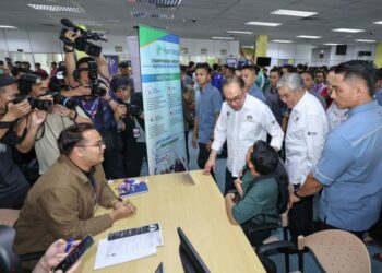Anwar Ibrahim dan Ahmad Zahid Hamidi mengunjungi pameran selepas majlis  perasmian Sambutan Hari TVET Negara 2024 di Kuala Langat semalam.