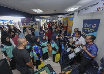 Sebahagian pengunjung turut melihat pelbagai tawaran menarik di reruai Kementerian Pendidikan Tinggi (KPT) sempena sambutan Hari TVET Negara 2024 di Institut Latihan Perindustrian (ILP) Kuala Langat. – Utusan/AMIR KHALID