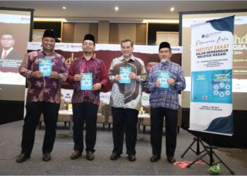 ZULKIFLI Hasan (dua, kiri) melancarkan buku Institut Zakat Dalam Membangun Malaysia Madani sempena Muzakarah Zakat Kebangsaan  Ke-10 2024 di Putrajaya, hari ini.
