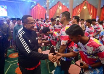 AHMAD Samsuri Mokhtar bersalaman dengan atlet selepas Perhimpunan Kontinjen Sukma Terengganu Sempena 100 Hari Menjelang Sukma Sarawak 2024 di Kuala Terengganu, baru-baru ini. – UTUSAN/PUQTRA HAIRRY ROSLI