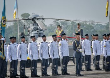 AL-SULTAN ABDULLAH Ri'ayatuddin Al-Mustafa Billah Shah memeriksa perbarisan sempena Istiadat Perbarisan Hari Ulang Tahun TUDM Ke-66 di Pangkalan Udara Kuantan di Kuantan, Pahang.