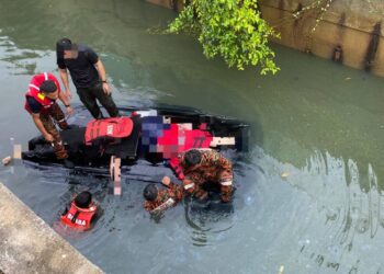 TIGA termasuk dua beradik maut terperangkap dalam Toyota Alphard yang terjunam ke dalam sebuah longkang di KM14.3, Lebuhraya Iskandar Sultan.