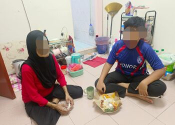 SHARIFAH  Nasir dan Mohamad tinggal sebuah bilik sewa di Perling, Johor Bahru.

SHARIFAH  Nasir dan Mohamad tinggal sebuah bilik sewa di Perling, Johor Bahru.