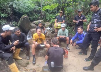 PASUKAN penyelamat berjaya menemukan tiga warga asing yang sesat selepas berbasikal di Gunung Besar Hantu, Taman Negeri Kenaboi, Jelebu pagi tadi.-GAMBAR/IHSAN BOMBA.