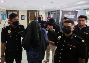 CHE Mohd. Taufik Che Arif (hadapan, tengah) dan Mohd. Afiq Ikhwan Ramli (belakang, tengah) mengaku tidak bersalah selepas didakwa atas 14 tuduhan menerima rasuah di Mahkamah Sesyen Kuala Terengganu, hari ini. - UTUSAN/PUQTRA HAIRRY ROSLI