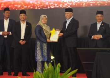 AHMAD ZAHID Hamidi menyampaikan sijil halal kepada salah seorang pengusaha makanan sempena Halal On Track Onn Hafiz Ghazi di Pusat Konvensyen Antarabangsa Persada Johor, Johor Bahru.