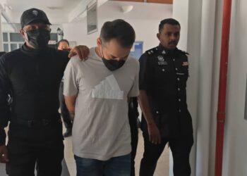 LEE Kian Kiong (tengah) mengaku tidak bersalah atas pertuduhan memecah masuk sebuah bilik kasino dan mencuri 1,160 cip bernilai RM4.6 juta milik Genting Highlands Berhad di Mahkamah Majistret Raub di Raub, Pahang.