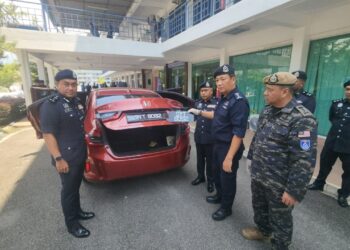 YAHAYA Othman (dua dari kanan) menunjukkan nombor pendaftaran palsu pada kereta yang dicuri seorang lelaki di Bentong, Pahang.