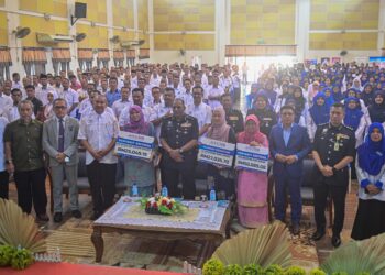 KUMARAN Karuppannan (tengah) dan Wan Munadi Wan Mamat (tiga, kanan) bergambar bersama guru pada Ceramah Anti-Scam terhadap Warga Pendidik di SMK Ibrahim Fikri, Kuala Nerus, hari ini. - UTUSAN/PUQTRA HAIRRY ROSLI