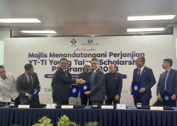 BURHANUDDIN Hilmi Mohamed @ Harun (empat, kanan) bersalaman dengan Mohd. Azmi 
Mohamad Daham  pada majlis menandatangani Perjanjian YT-TI Young Talent Scholarship Programme 2023 di Kuala Terengganu, hari ini. - UTUSAN/KAMALIZA KAMARUDDIN
