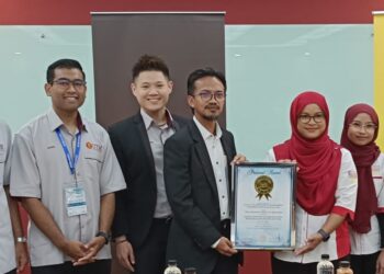 SITI HAJAR Johor (tiga dari kanan) menyampaikan sijil Malaysia Book of Record kepada Zaini Ahmad sempena MODE 2024 di Fakulti Kejuruteraan Mekanikal,  Universiti Teknologi Malaysia (UTM) Johor Bahru.