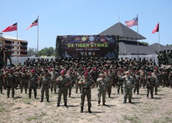 TENGKU Muhammad Fauzi Tengku Ibrahim (depan) bergambar bersama pegawai dan anggota tentera yang menyertai acara penutup Eksesais Tiger Strike di Kem Sri Pantai, Seberang Takir, Kuala Nerus, hari ini. - UTUSAN/TENGKU DANISH BAHRI TENGKU YUSOFF