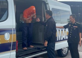 SUSPEK direman dua hari bagi membantu siasatan berhubung kes meminta dan menerima rasuah di pekarangan Mahkamah Kota Bharu, Kelantan hari ini-UTUSAN/ROSALWANI CHE SOH