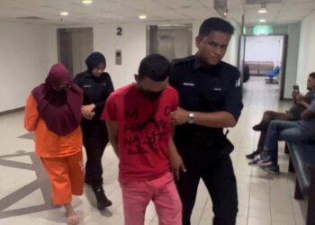 ABDUL Maini Abdul Wahab (dua dari kanan) dan Yusnita Yunus (kiri) yang didakwa mengedar dadah dibawa ke Mahkamah Majistret Kuala Terengganu, Kuala Terengganu, semalam. - UTUSAN/TENGKU DANISH BAHRI TENGKU YUSOFF