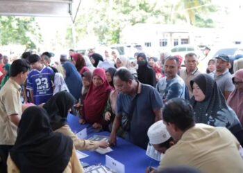 SEBAHAGIAN penduduk yang hadir pada Program Kasih Prihatin Negeri Terengganu Peringkat Daerah Hulu Terengganu di Hulu Terengganu, hari ini. - UTUSAN/NOOR HAYATI MAMAT