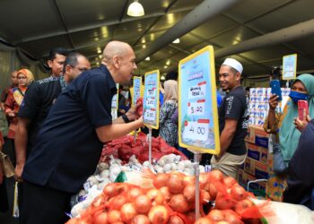 ARMIZAN Mohd. Ali (kiri) beramah mesra dengan orang ramai yang berkunjung ke Jelajah Karnival KPDN 2024 di Pusat Transformasi Luar Bandar (RTC) Tunjong, Kota Bharu, Kelantan semalam-UTUSAN/KAMARUL BISMI KAMARUZAMAN.