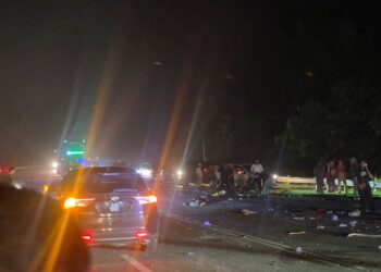 DUA disahkan maut dalam kemalangan membabitkan bas ekspres dan treler di Jalan Bahau-Keratong di Rompin, Pahang. - GAMBAR IHSAN JBPM PAHANG