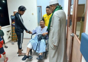 SYAIFOL BAHARI Idris (berkerusi roda) yang kehilangan isteri dan anak perempuan diziarahi saudara-mara di luar Unit Forensik Hospital Jerantut di Jerantut, Pahang.