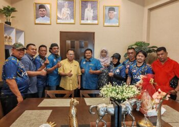 ZUHAIRI Ab. Kadir (lima dari kiri) menerima kunjungan ahli jawatankuasa Persatuan Kebajikan Radio Amatur Ukhwah (KRAM) di Kuantan, Pahang.