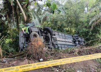 KEADAAN bas persiaran yang terbalik di cerun jalan selepas dikatakan terbabas dan melanggar sebuah treler dalam kemalangan berhampiran simpang tiga Bahau, Jalan Kuantan-Segamat di Rompin, Pahang.