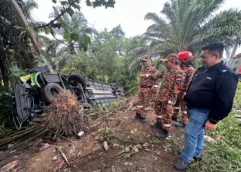 KEADAAN bas persiaran yang terbalik di cerun jalan selepas dikatakan terbabas dan melanggar sebuah treler dalam kemalangan berhampiran simpang tiga Bahau, Jalan Kuantan-Segamat di Rompin, Pahang.