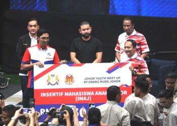 TUNKU MAHKOTA ISMAIL (tengah) menyaksikan penyampaian replika cek Insentif Mahasiswa Anak Johor sambil diperhatikan oleh Menteri Besar Johor, Datuk Onn Hafiz Ghazi pada Program Johor Youth Meet-up di Kompleks Sukan Educity, Iskandar Puteri.