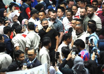 TUNKU MAHKOTA ISMAIL (tengah) berswafoto dengan orang ramai pada Program Johor Youth Meet-up di Kompleks Sukan Educity, Iskandar Puteri.