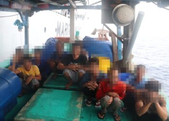 SEBAHAGIAN daripada 10 nelayan Vietnam yang ditahan APMM setelah didapati menangkap ikan di perairan negara di Kuala Terengganu, semalam.