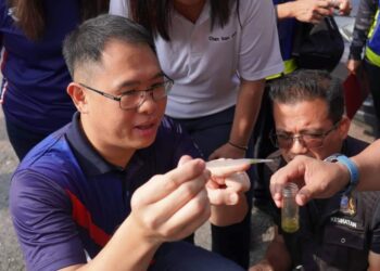 LING TIAN SOON menyertai operasi membasmi tempat pembiakan nyamuk aedes di Johor Jaya, Johor Bahru.