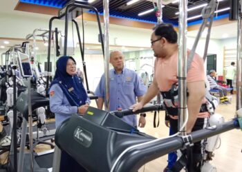 MOHAMAD Faznin Jamaluddin (tengah) meninjau proses pemulihan salah seorang pesakit selepas Program Jelajah Sedekad Pusat Rehabilitasi Perkeso di Kuala Terengganu, hari ini. - UTUSAN/TENGKU DANISH BAHRI TENGKU YUSOFF