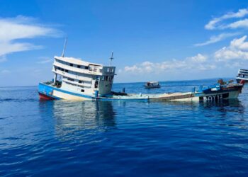 SALAH sebuah bot nelayan Vietnam yang dilupuskan menjadi tukun tiruan di perairan Pulau Kapas, Terengganu, hari ini.