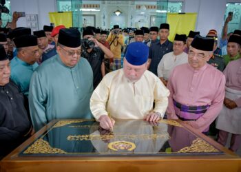 SULTAN Ibrahim berkenan menandatangani plak pemasyhuran Masjid Sultan Ibrahim di Tanjung Bidara, Masjid Tanah, Melaka.