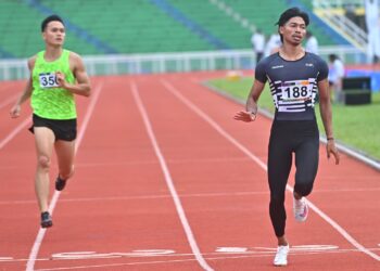 MUHAMMAD Azeem Fahmi (kanan) menjuarai saringan ketiga 200 meter pada Kejohanan Olahraga Terbuka Malaysia di Stadium Darul Makmur di Kuantan, Pahang. - FOTO/SHAIKH AHMAD RAZIF
