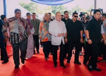 SULTAN IBRAHIM diiringi Ab. Rauf Yusoh dan Mohd. Ali Mohd. Rustam mencemar duli berangkat menghadiri majlis jamuan teh bersama rakyat di Dataran Pengkalan Rama, Melaka.