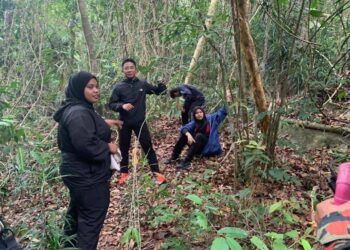 EMPAT sepupu yang ditemukan selamat oleh pasukan mencari dan menyelamat setelah tersesat ketika turun dari puncak Bukit Maras, Kuala Nerus, hari ini. - UTUSAN/TENGKU DANISH BAHRI TENGKU YUSOFF