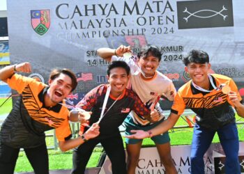 KUARTET MASUM muncul juara 4x100m lelaki Kejohanan Olahraga Terbuka Malaysia Cahya Mata di Stadium Darul Makmur. - FOTO/SHAIKH AHMAD RAZIF